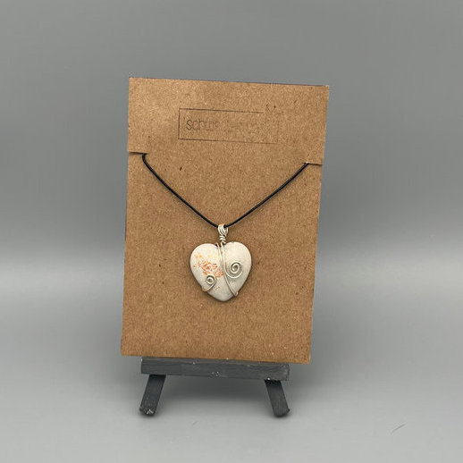 Halskette mit Herzanhänger aus Beton, Aluminiumdraht und Flakes