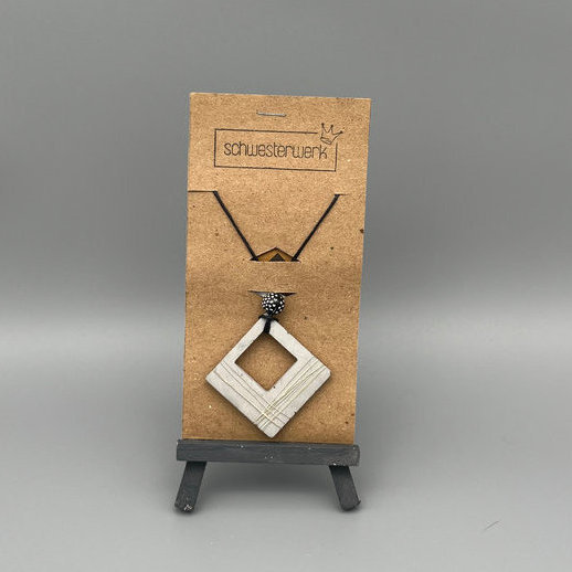 Halskette mit Schmuckanhänger aus Beton, feinem Draht und Perle