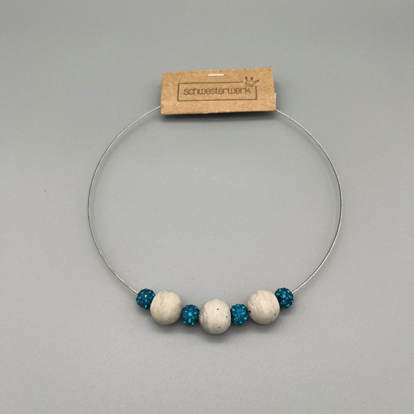 Halskette mit Schmuckanhänger aus Beton